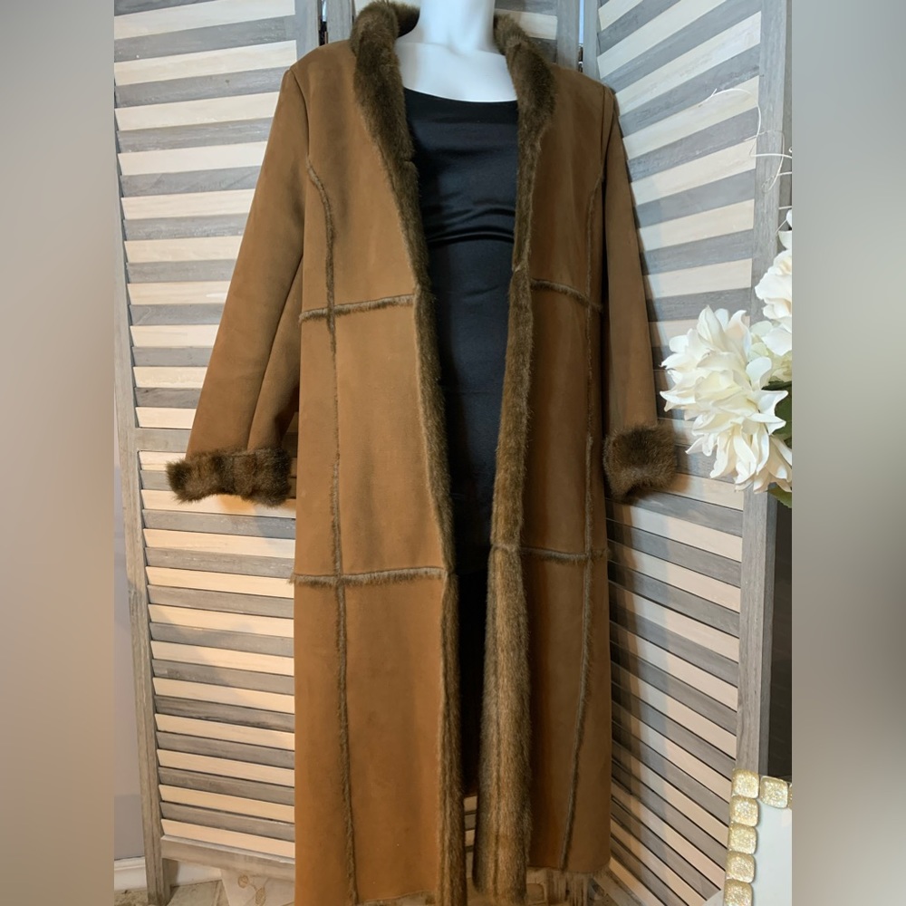 Beautiful Full length Plush/Faux Fur Coat. Sleeves can unfold. Great Condition!